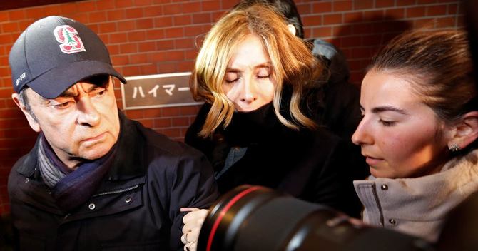 保釈後、都内に姿を現したゴーン被告