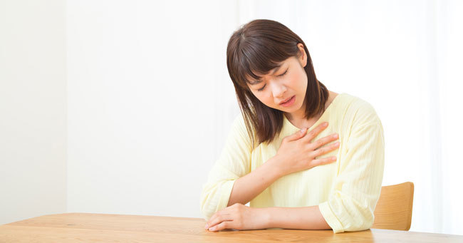 原因不明の激しい動悸、吐き気、呼吸困難などの症状があった