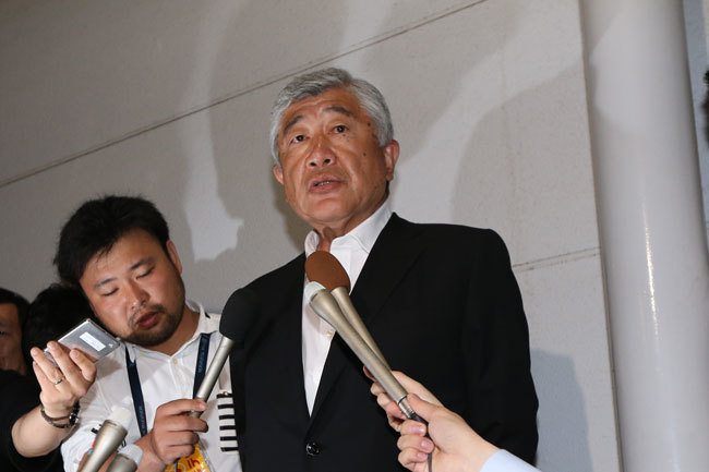 羽田空港で報道陣に対応する日大アメリカンフットボール部内田正人監督