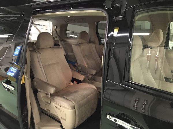 アルファードの車内