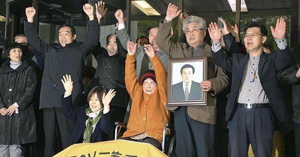 損害賠償が認められ、喜びを露わにする韓国人