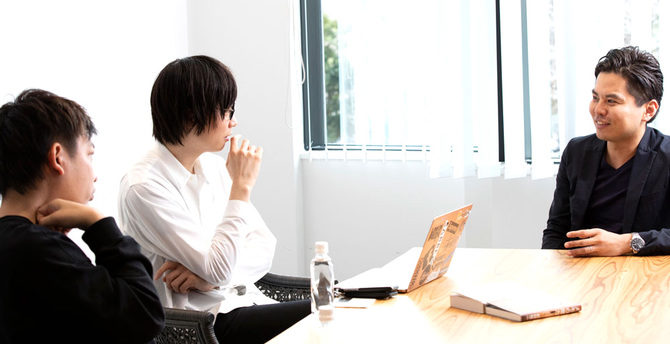 写真右から『絶対内定』著者の熊谷智宏さん、『メモの魔力』著者の前田裕二さん、『メモの魔力』担当編集でもある編集者の箕輪厚介さん