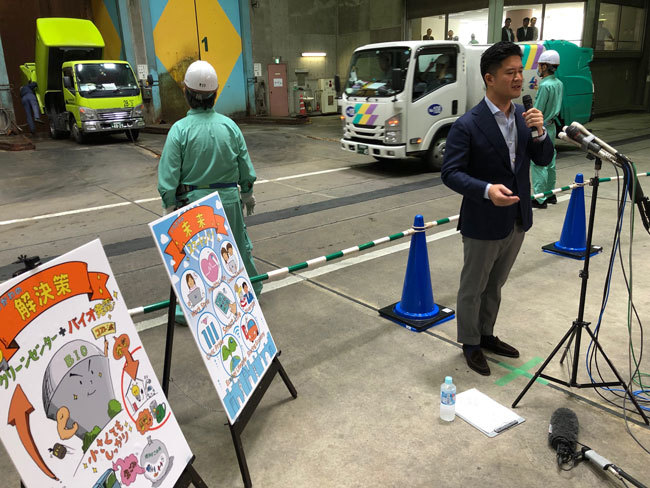 記者の質問に答える市川市の村越祐民市長