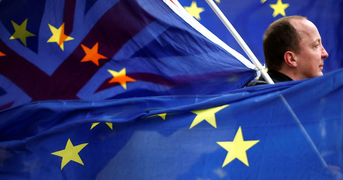 ロンドンの英議会前で、EU旗を持って抗議する男性