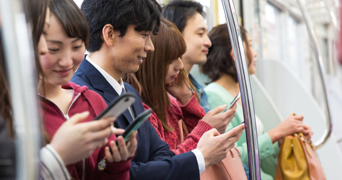 電車の中でもスマホを見ている人が多い