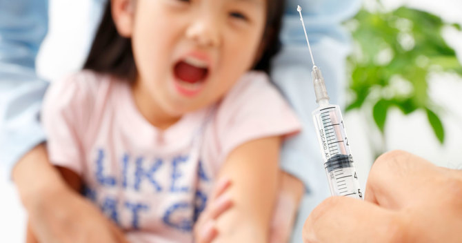注射を怖がる子ども