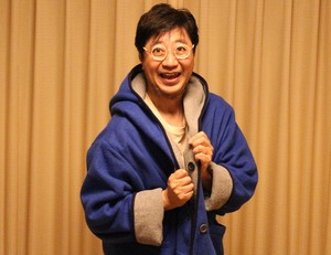 「やすらぎパーカー」を着る筆者