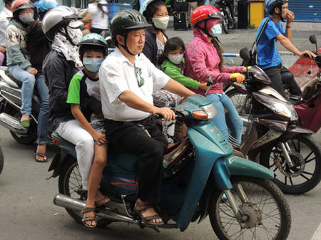 バイクは ファミリーカー 1台のバイクに家族5人が乗ることも 橘玲 Zai Online海外投資の歩き方 ザイオンライン