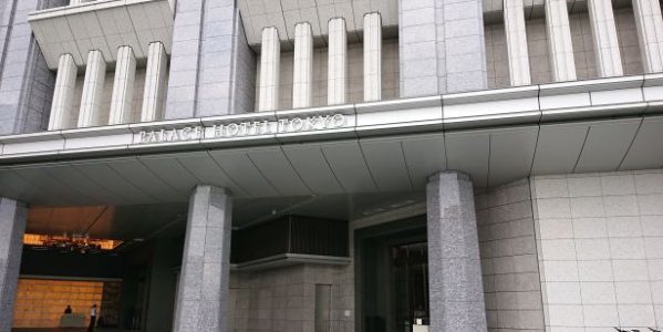 パレスホテル東京の入り口