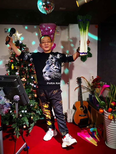 クリスマスに歌舞伎町のスナックで盛り上がる丁さん